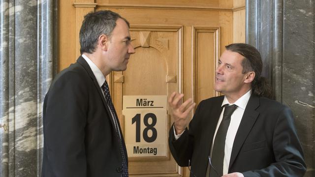 Le PDC Christophe Darbellay et l'UDC Oskar Freysinger, les deux grandes figures de la course au Conseil d'Etat valaisan. [Keystone - Peter Klaunzer]