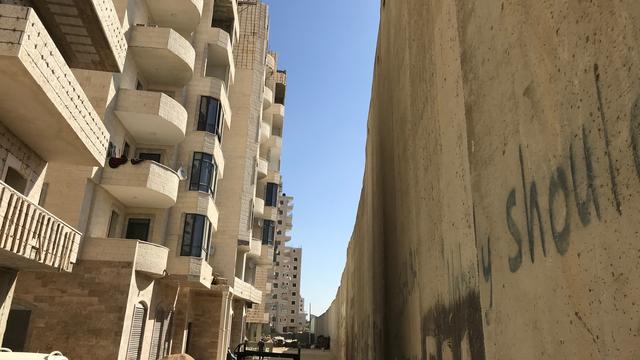 Les derniers immeubles construits à Kafr Aqab, quartier arabe de Jérusalem, font face au mur de séparation. [RTS - Aude Marcovitch]