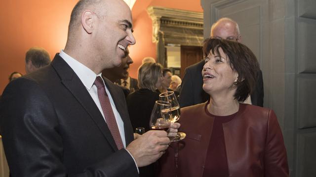 Alain Berset avec Doris Leuthard accédant à la présidence en décembre 2016. [Keystone - Anthony Anex]