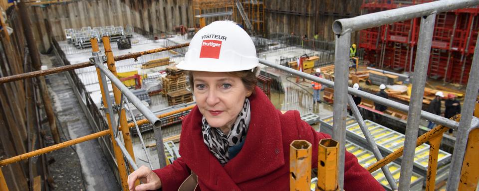 Simonetta Sommaruga sur le chantier de la HES-SO à Sion, à l'occasion du 1er Mai.