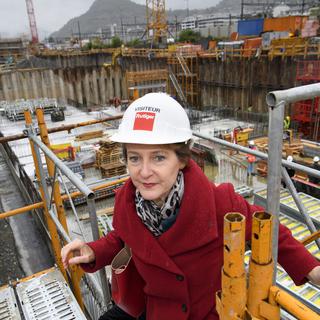 Simonetta Sommaruga sur le chantier de la HES-SO à Sion, à l'occasion du 1er Mai.