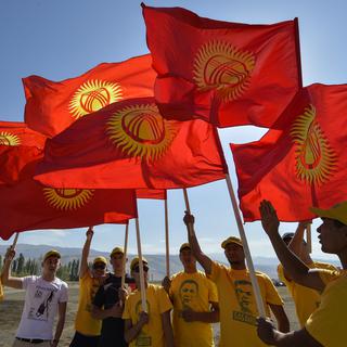 Des partisans du candidat d'opposition Omurbek Babanov à l'élection présidentielle au Kirghizistan. [AFP - Vyacheslav Oseledko]