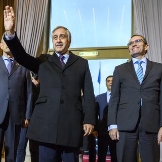 Le dirigeant chypriote turc Mustafa Akinci, au centre, et le conseiller spécial Espen Barth Eide, à droite, à Genève. [AFP - FABRICE COFFRINI]