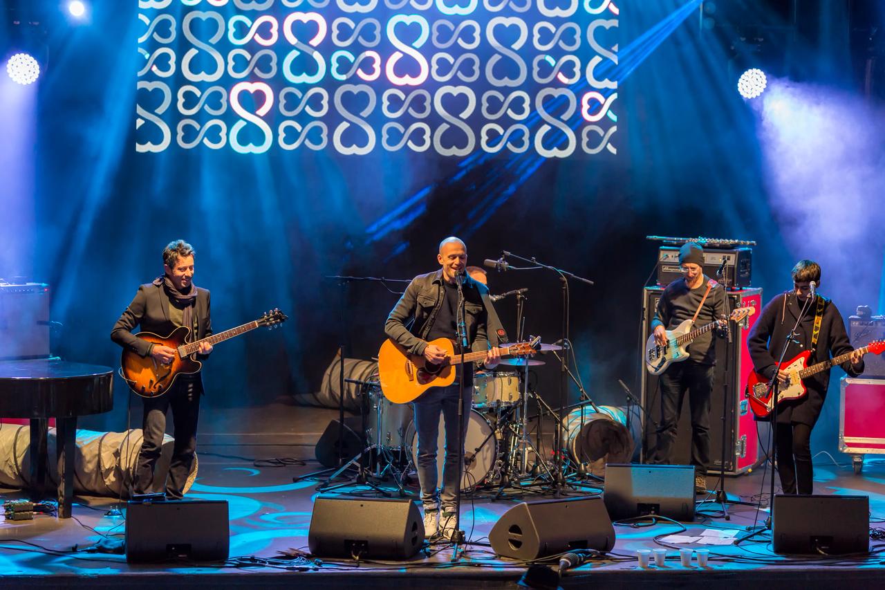 Jérémie Kisling en concert sur la scène de Coeur à Coeur au centre de Lausanne. [RTS - Alexandre Chatton]