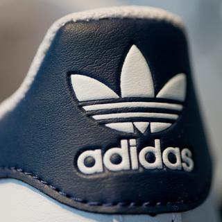 Le bénéfice d’Adidas a bondi de 60%, notamment grâce à ses baskets rétro. [Keystone - Daniel Karmann]