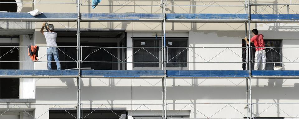 Des ouvriers  sur un chantier (photo prétexte). [Keystone - Laurent Gilliéron]