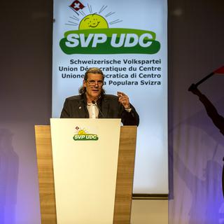 Oskar Freysinger lors d'une assemblée des délégués de l'UDC, 14.01.2017. [Keystone - Olivier Maire]