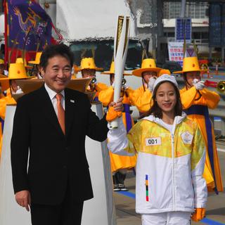 Le premier ministre coréen et You Young posent avec la flamme olympique. [AFP - Jung Yeon-Je]
