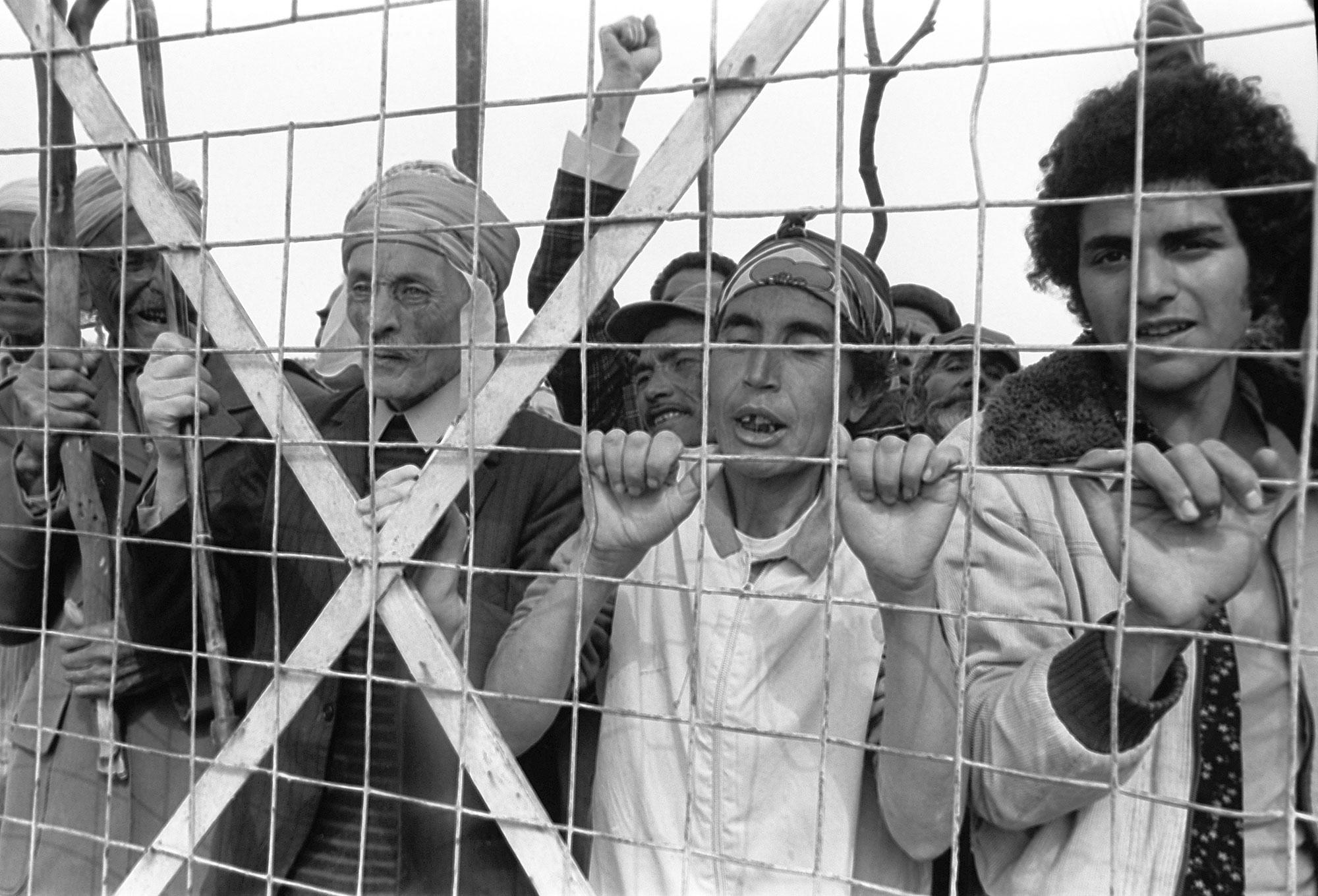 Des harkis manifestent le 2 juin 1975 devant le camp de harkis de Saint-Maurice l'Ardoise, pour attirer l'attention de l'opinion publique sur leurs conditions de vie. [AFP]