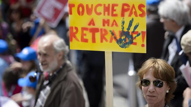 Une manifestation pour protester contre la baisse des retraites. [Keystone - Laurent Gilliéron]