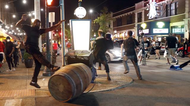 Plus de 80 personnes ont été arrêtées durant la manifestation. [Keystone - Jeff Roberson]