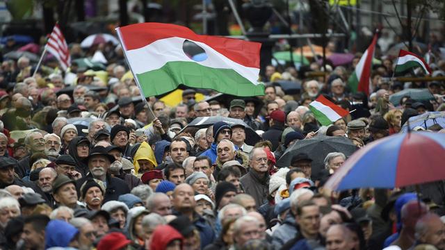 Des Hongrois écoutent le discours du Premier ministre Viktor Orban lors d'une célébration de la Révolution hongroise le 23 octobre 2017. [EPA/Keystone - Tamas Kovacs]