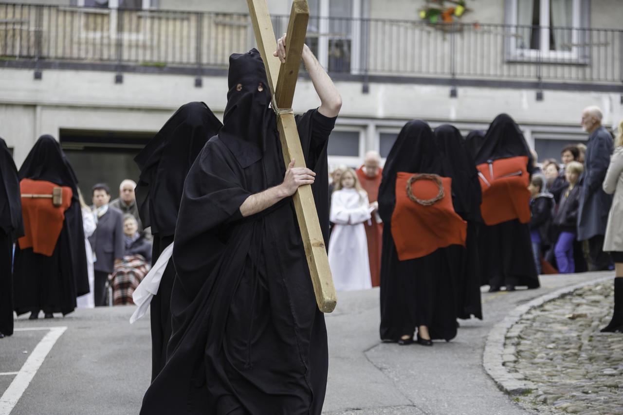 La procession des Pleureuses. [Alexandre Chatton]