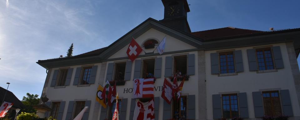 L'Hôtel de ville de Moutier avec le drapeau jurassien [RTS - Gaël Klein]