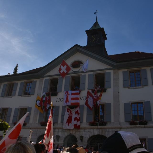 L'Hôtel de ville de Moutier avec le drapeau jurassien [RTS - Gaël Klein]