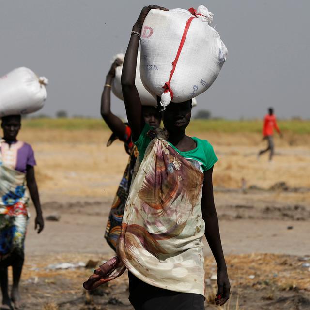 Des femmes du village de Nimini, au Soudan du Sud, transportant des sacs de vivres. [Siegfried Modola]