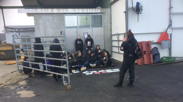 Les militants de l'association 269Life Libération Animale devant l'abattoir de Vich (VD). [RTS - Séverine Chave]