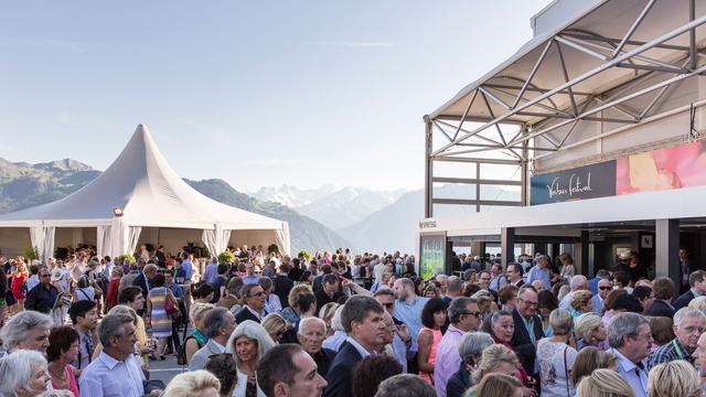 Devant la Salle des Combins, au Festival de Verbier. [Festival de Verbier - Nicolas Brodard]