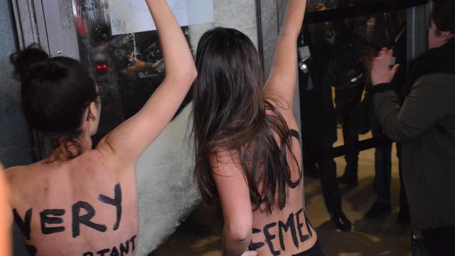 Deux membres des Femen ont manifesté contre Roman Polanski, présent à Paris lundi 30 octobre. [AFP - CITIZENSIDE / ALPHACIT NEWIM]