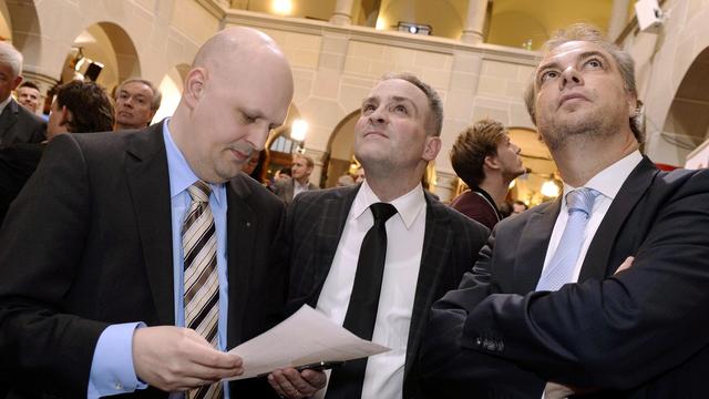 Le PDC zurichois Markus Hungerbühler entouré du PLRMichael Baumer (à g.) et de l'UDC Roger Liebi en février 2014. [Keystone - Walter Bieri]