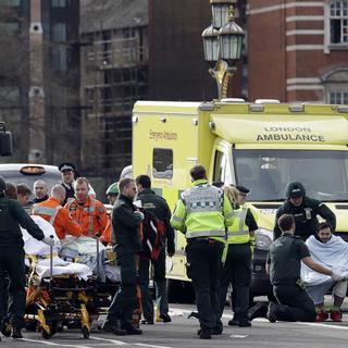 Les services d'urgence déployés sur le lieu de l'attaque devant le Parlement de Londres. [Matt Dunham]