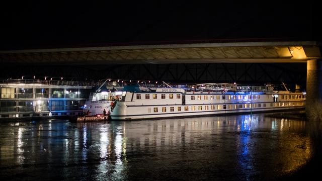 Le Swiss Crystal après sa collision contre le pilier d'un pont d'autoroute sur le Rhin. [DPA/Keystone - Marcel Kusch]