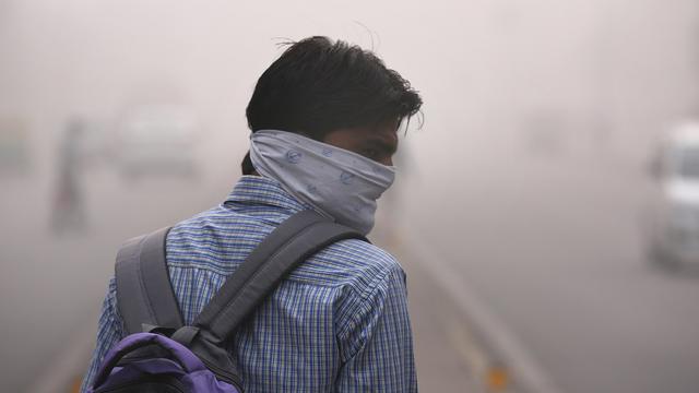 Un épais nuage de pollution recouvrait tout le nord du sous-continent indien, comme ici à New Delhi, ce mercredi 8 novembre 2017. [keystone - Rajat Gupta]