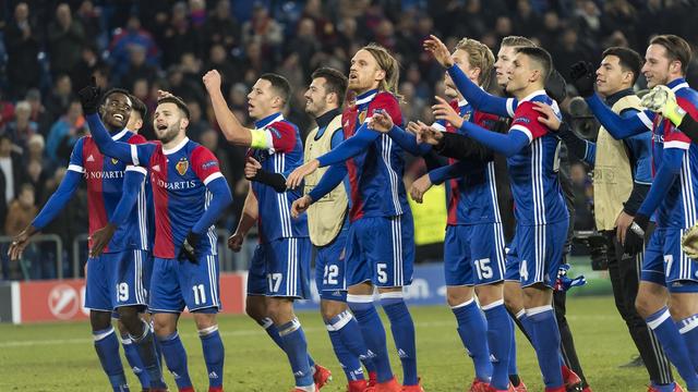 Les Bâlois célèbrent leur succès avec leurs supporters. [Georgios Kefalas]