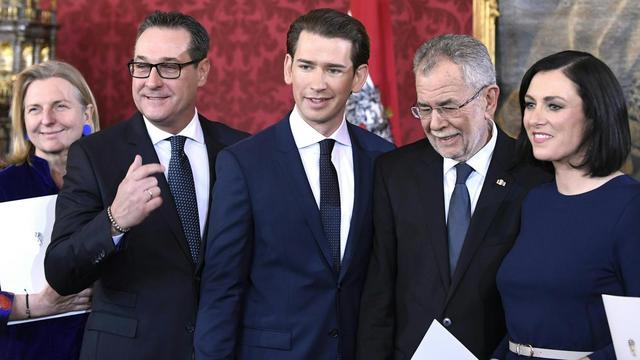 Karin Kneissl, Heinz-Christian Strache, Sebastian Kurz, Alexander Van der Bellen et Elisabeth Köstinger. [APA/Keystone - Robert Jaeger]