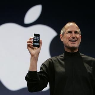 Le patron décédé d'Apple Steve Jobs lors de la présentation du premier iPhone le 9 janvier 2007. [Keystone - AP Photo/Paul Sakuma]