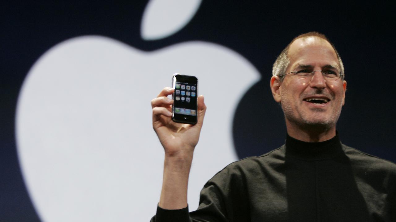 Le patron décédé d'Apple Steve Jobs lors de la présentation du premier iPhone le 9 janvier 2007. [Keystone - AP Photo/Paul Sakuma]