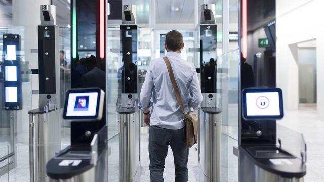 L'installation de contrôle automatique des passeports des passagers à l'aéroport de Zurich. [EPA/Keystone - Ennio Leanza]