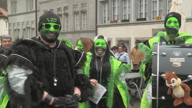 Membres d'une Guggenmusik en Basse-Ville de Fribourg, ce 11.11, peu après 11h11.