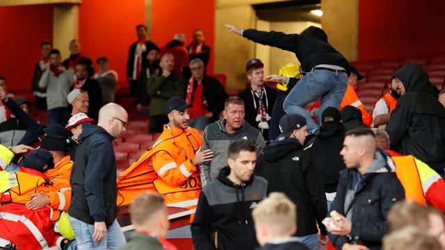 Les fans de Cologne ont "envhai" l'Emirates Stadium. [Stringer]