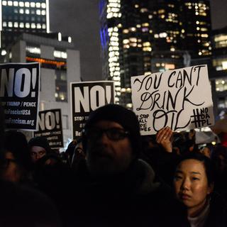 Manifestation à New York après la relance par Donald Trump de deux projets d'oléoducs controversés aux Etats-Unis. [Stephanie Keith]