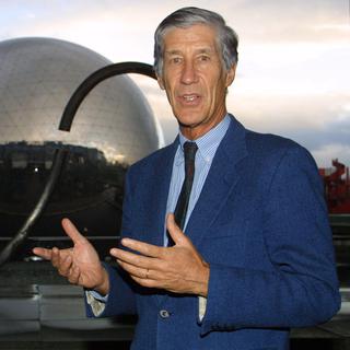 Joël de Rosnay prospectiviste et scientifique, ici en 2000 devant la Géode à Paris. [AFP - Pierre Verdy]