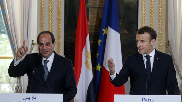 Le président égyptien Abdel Fattah al-Sissi et son homologue français Emmanuel Macron, le 24 octobre à Paris. [AFP - Philippe Wojazer]