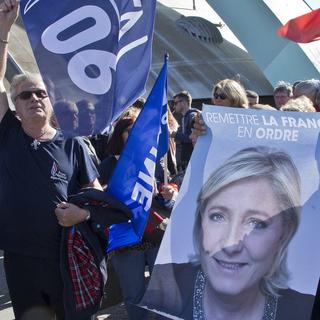 Des supporters de Marine Le Pen, mercredi 19 avril à Marseille. [Keystone - Michel Euler - AP Photo]