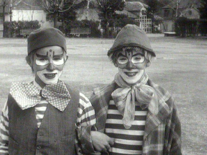 Deux enfants déguisés en clown durant carnaval en 1962. [RTS]