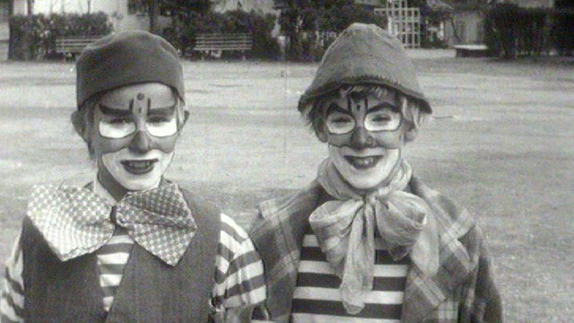 Deux enfants déguisés en clown durant carnaval en 1962. [RTS]