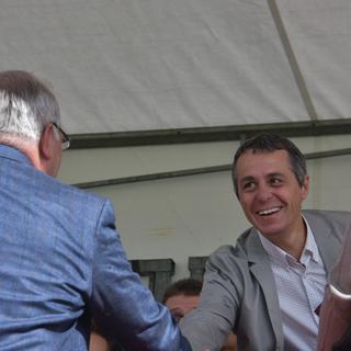 Ignazio Cassis sert la main à Johann Schneider-Ammann au marché-concours national de chevaux de Saignelégier. [RTS - Gael Klein]