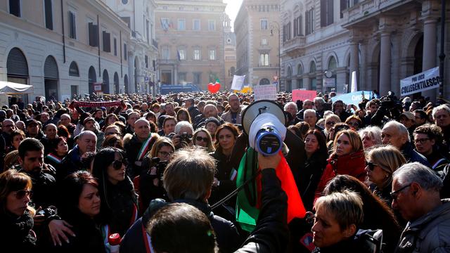 Une manifestation s'est tenue mercredi à Rome pour protester contre la lenteur de la reconstruction dans les villages frappés par les récents séismes. [reuters - Alessandro Bianchi]