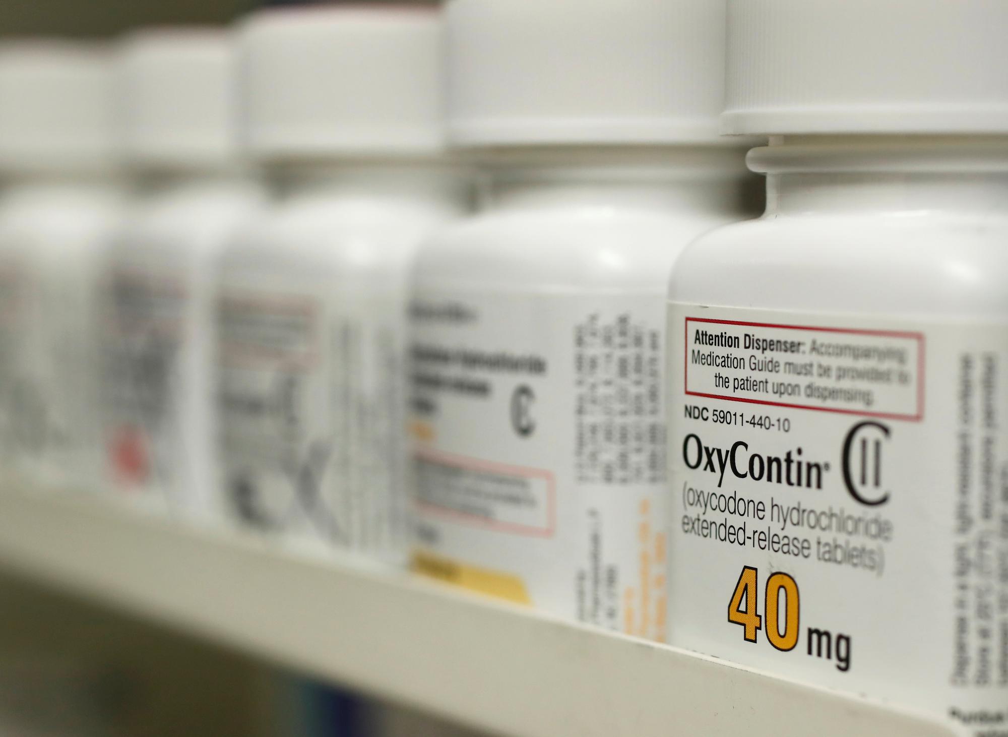 Des bouteilles de l'analgésique Oxycontin du fabricant Purdue Pharma. Il est commercialisé en Suisse sous ce nom par sa filiale Mundipharma et par quatre marques de génériques sous le nom de la molécule, l'oxycodone. [Reuters - George Frey]