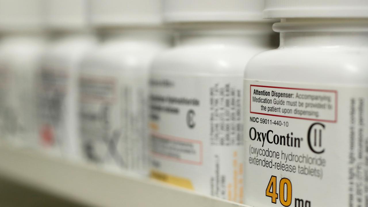 Des bouteilles de l'analgésique Oxycontin du fabricant Purdue Pharma. Il est commercialisé en Suisse sous ce nom par sa filiale Mundipharma et par quatre marques de génériques sous le nom de la molécule, l'oxycodone. [Reuters - George Frey]