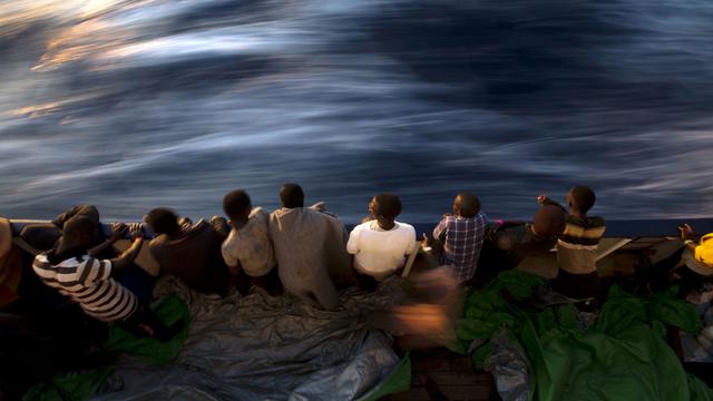 Des migrants sur un bateau de sauvetage sur la mer Méditerranée. [Keystone - Emilio Morenatti]