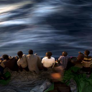 Des migrants sur un bateau de sauvetage sur la mer Méditerranée. [Keystone - Emilio Morenatti]