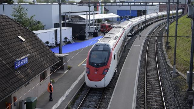 Le nouveau train à grande vitesse "Giruno" destiné au trafic via le Gothard. [Keystone - Gian Ehrenzeller]