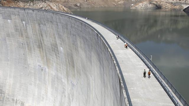 Le Barrage d'Emosson est photographie lors du lancement officielle des travaux du chantier de Nant de Drance ce mardi 30 juin 2009 au Barrage d'Emosson pres de Finhaut dans le Valais. Le projet de pompage-turbinage de Nant de Drance dans les Alpes valaisannes, mene en partenariat entre Alpiq, les CFF et FMV, represente l'une des futures infrastructures les plus importantes realisee en suisse dans le domaine de la production hydraulique. [Keystone - Jean-Christophe Bott]