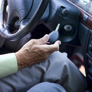 Environ 10'000 seniors ont rendu volontairement leur permis de conduire en 2016. [Keystone - Gaetan Bally]