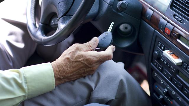 Environ 10'000 seniors ont rendu volontairement leur permis de conduire en 2016. [Keystone - Gaetan Bally]